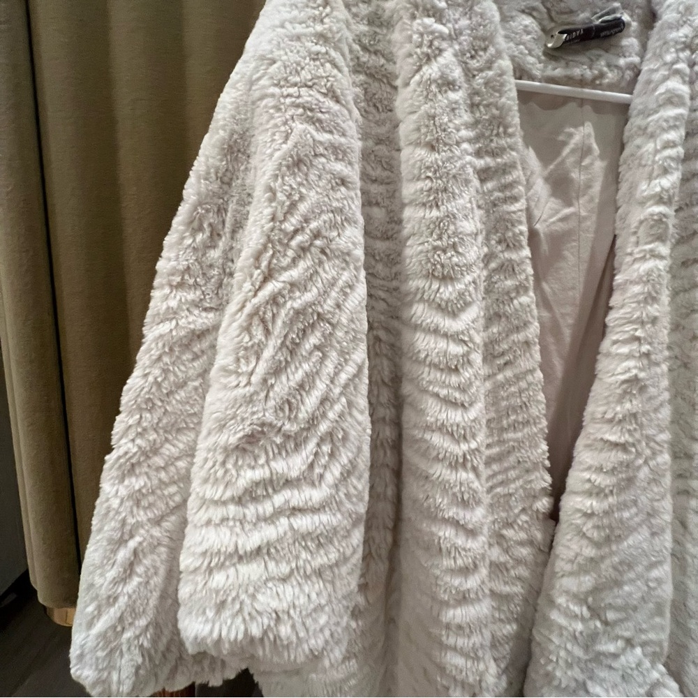 Super cozy, oversized furry sweater/jacket, by Saturday Sunday - Picture 3 of 4